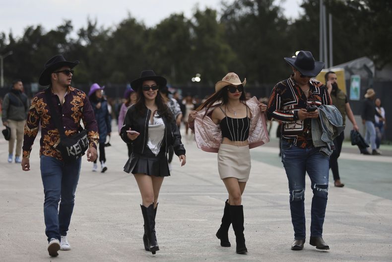 Fans llegan al festival Arre en la Ciudad de México el 7 de septiembre de 2024. (Foto AP/Ginnette Riquelme)