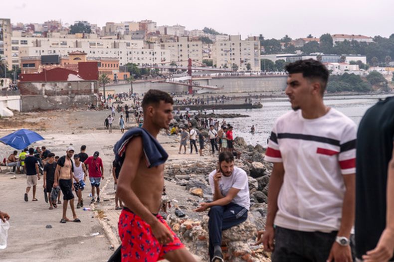 Migrantes regresan a Marruecos desde el enclave español de Ceuta, en el norte de África, el 31 de julio de 2026. (AP Foto/Antonio Sempere)