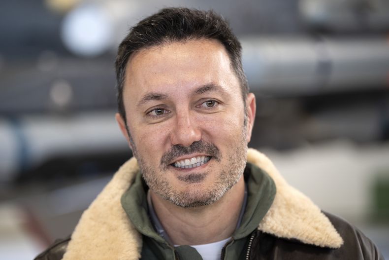 El ministro de Defensa argentino, Luis Petri, en un acto de prensa en el aeropuerto de Skrydstrup en Jutland, Dinamarca, el martes 16 de abril de 2024. Petri presentó en Bruselas una carta de intención ante la OTAN con una solicitud para que Argentina sea socio del bloque, anunció el jueves 18 de abril el portavoz presidencial argentino, Manuel Adorni. (Bo Amstrup/Ritzau Scanpix vía AP)