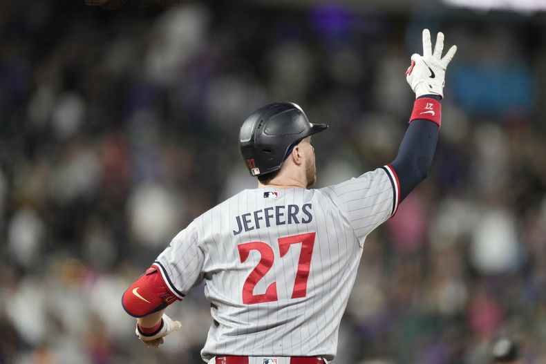 Ryan Jeffers, de los Mellizos de Minnesota, festeja tras conectar un jonrón solitario en el juego del viernes 29 de septiembre de 2023 (AP Foto/David Zalubowski)