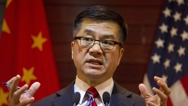 americateve | El embajador saliente de Estados Unidos en China, Gary Locke, se despide del cargo en su &uacute;ltima conferencia de prensa en Beijing, China, el jueves 27 de febrero de 2014. Locke fue el primer embajador estadounidense de origen chino ante Beijing. (AP