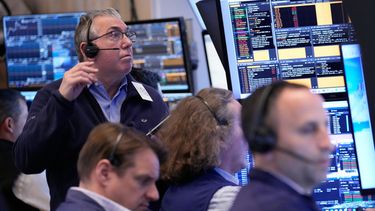 Corredores bursátiles en la sede de la Bolsa de Valores de Nueva York el 13 de abril del 2026. (AP foto/Seth Wenig)