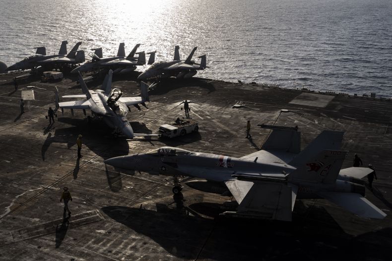 ARCHIVO – Un grupo de aviones de combate realiza maniobras en la cubierta del USS Dwight D. Eisenhower en el mar Rojo, el martes 11 de junio de 2024. (AP Foto/Bernat Armangue, Archivo)