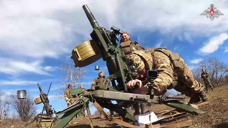 En esta foto, tomada de un video distribuido por el Servicio de Prensa del Ministerio de Defensa de Rusia el domingo 30 de marzo de 2025, se ve a un equipo de mortero ruso disparando durante un ejercicio militar en un lugar no revelado. (Servicio de Prensa del Ministerio de Defensa de Rusia vía AP)