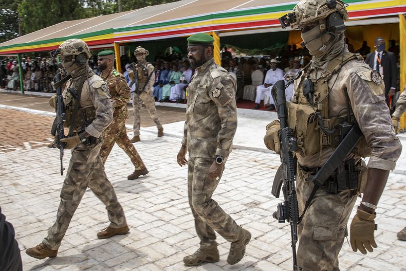 ARCHIVO – El líder de la junta militar gobernante de Mali, el teniente coronel Assimi Goita, centro, asiste a un desfile militar por el día de la independencia en Bamako, Mali, el 22 de septiembre de 2022. (AP Foto, Archivo)