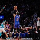 El escolta de los Knicks de Nueva York, Jalen Brunson (11), dispara a la canasta ante la defensa del escolta de los Hornets de Charlotte, Terry Rozier, durante la segunda mitad de un partido de baloncesto de la NBA en Nueva York, el martes 28 de noviembre de 2023. (Foto AP/Peter K. Afriyie)