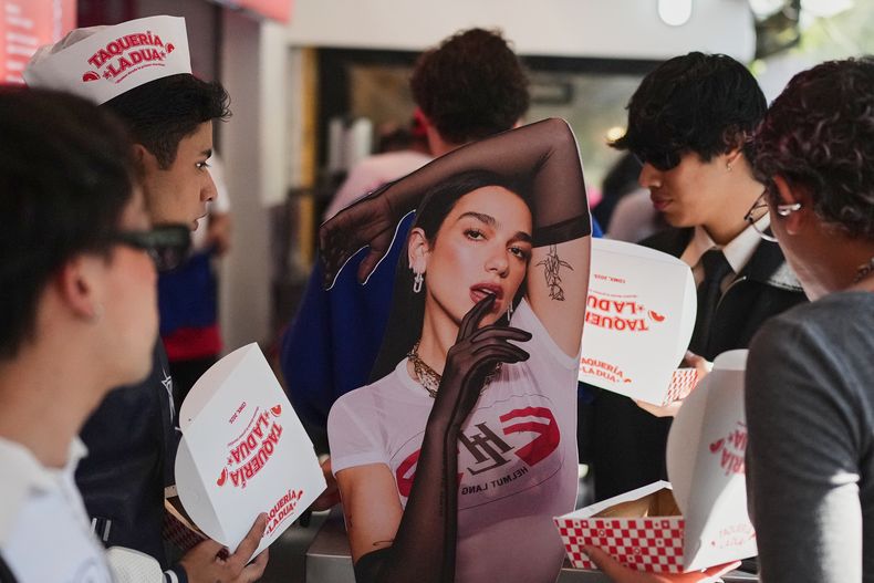 Fans y clientes en la apertura de la taquería La Dua de Dua Lipa, un restaurante emergente para sus fans en la Ciudad de México, el lunes 1 de diciembre de 2025. (Foto AP/Eduardo Verdugo)