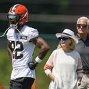 El dueño de los Browns de Cleveland Jimmy Haslam y una amiga de la familia observan la sesión de entrenamiento del equipo en el centro de prácticas el lunes 24 de julio del 2023. (AP Foto/Chris Carlson)