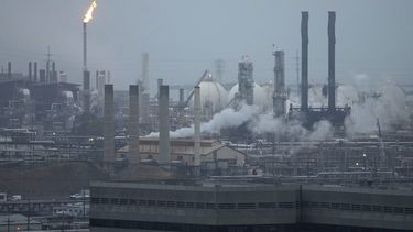 ARCHIVO – La refinería de Chevron Richmond vista desde Point Richmond, California, el martes 24 de octubre de 2023. (AP Foto/Eric Risberg, Archivo)