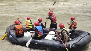 Militares nepalíes trabajan en una operación de búsqueda de sobrevivientes después de que dos autobuses fueran arrastrados por un alud de tierra desde una autopista y cayeran a un río crecido cerca de Simaltal, unos 120 kilómetros (75 millas) al oeste de la capital, Katmandú, en Nepal, el sábado 13 de julio de 2024. (AP Foto/ Ramesh Paudel)