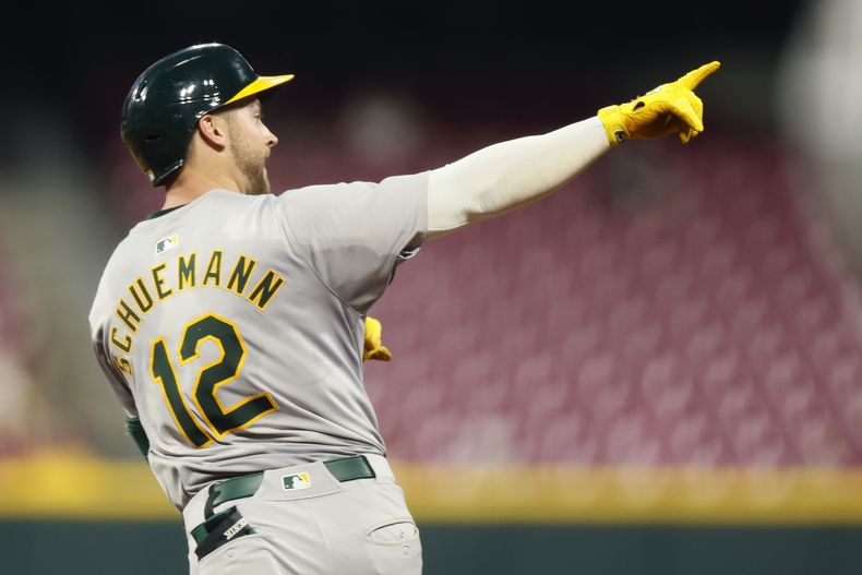 Max Schuemann, de los Atléticos de Oakland, festeja su jonrón de dos carreras ante los Rojos de Cincinnati, el martes 27 de agosto de 2024 (AP Foto/Jay LaPrete)