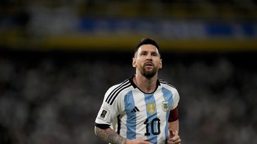 El delantero argentino Lionel Messi durante el partido ante Uruguay por las eliminatorias de la Copa Mundial en el estadio La Bombonera, en Buenos Aires, el jueves 16 de noviembre de 2023. (AP Foto/Matías Delacroix)