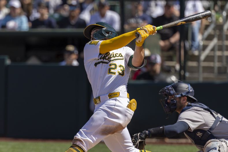 Shea Langeliers, de los Atléticos de Oakland, batea un jonrón de dos carreras ante los Yankees de Nueva York, el sábado 10 de mayo de 2025 (AP Foto/Sara Nevis)