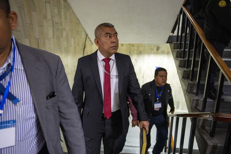 ARCHIVO - Rafael Curruchiche, fiscal guatemalteco de la Fiscalía Especial contra la Impunidad, a su llegada a los tribunales para una audiencia contra el periodista José Rubén Zamora, el 21 de febrero de 2024, en Ciudad de Guatemala. (AP Foto/Moisés Castillo, Archivo)