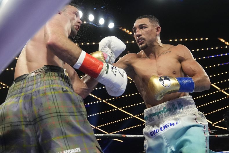 Teófimo López (derecha) lanza un golpe contra el escocés Josh Taylor en su contienda por el cetro de los welter junior, el sábado 10 de junio de 2023, en Nueva York (AP Foto/Frank Franklin II)