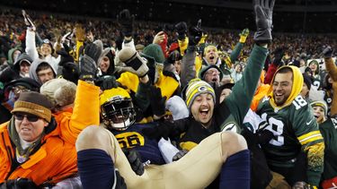 americateve | Julius Peppers, de los Packers de Green Bay, salta al grader&iacute;o para festejar, luego de interceptar un pase y anotar en la segunda mitad del partido del domingo 16 de noviembre de 2014, frente a los Eagles de Filadelfia (AP Foto/Mike Roemer)