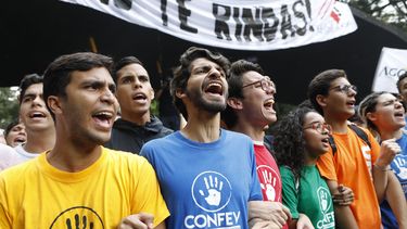 estudiantes venezolanos toman las calles y entregan documentos a militares