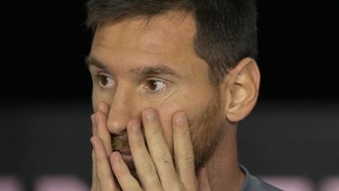 El argentino Lionel Messi, del Inter Miami, se sienta en la banca antes de ujn partido ante Cincinnati, el sábado 7 de octubre de 2023, en Fort Lauderdale, Florida, EE.UU.(AP Foto/Rebecca Blackwell)