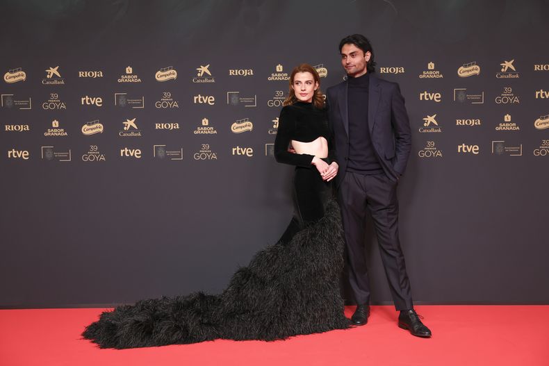Rocio Suarez de Puga, izquierda, y Marco Pernas llegan a la 39ª edición de los Premios Goya en Granada, España, el sábado 8 de febrero de 2025, en Granada. (Foto AP/Fermin Rodriguez)