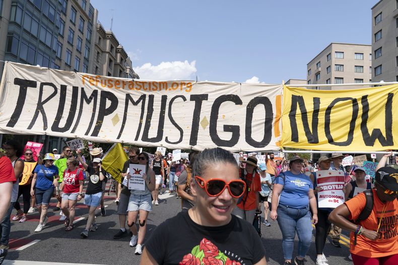 Manifestantes protestan contra el despliegue de agentes federales y soldados de la Guardia Nacional ordenado por el presidente Donald Trump, el sábado 6 de septiembre de 2025, en Washington. (AP Foto/Jose Luis Magana)