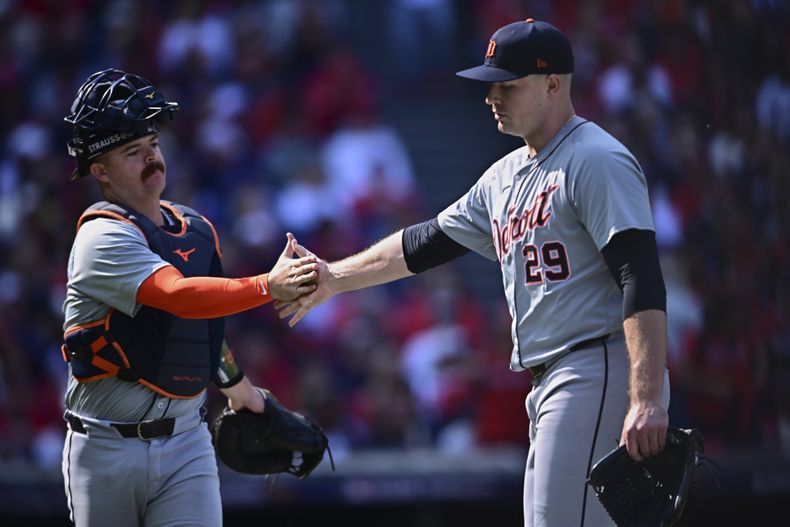 El lanzador abridor de los Tigres de Detroit, Tarik Skubal (29) es felicitado por el receptor Jake Rogers (izquierda), mientras abandona el montículo durante la primera entrada del Juego 5 de la Serie de Ronda Divisional de la Liga Americana ante los Guardianes de Cleveland, el sábado 12 de octubre de 2024, en Cleveland. (AP Foto/David Dermer)