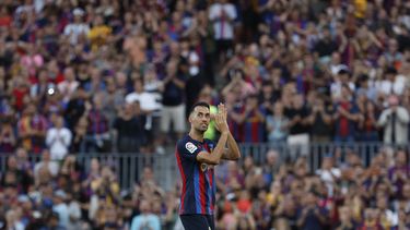 Sergio Busquets aplauda a los aficionados del Barcelona tras ser sustituido en su último partido en casa con el club en la Liga de España, frente al Mallorca, el domingo 28 de mayo de 2023. (AP Foto/Joan Monfort)