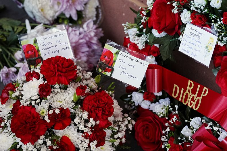 Ofrendas florales en el estadio de Anfield Stadium, cancha del Liverpool, colocadas en memoria del jugador del Liverpool Diogo Jota, el jueves 3 de julio de 2025. (Peter Byrne/PA via AP)