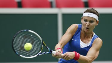 americateve | La checa Lucie Safarova en un pasaje en que venci[o a la italiana Sara Errani en semifinales de la Copa Federaci&oacute;n en Ostrava, Rep&uacute;blica Checa, el s&aacute;bado 19 de abril del 2014. (AP Foto/Petr David Josek)