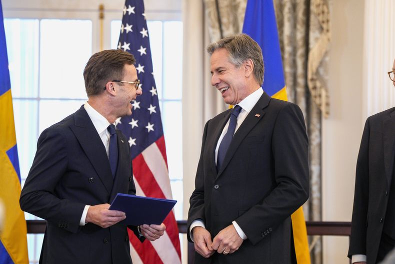 El secretario de Estado de EEUU, Antony Blinken, a la derecha, junto al primer ministro sueco, Ulf Kristersson, antes de oficializar la adhesión de Suecia a la OTAN en la Sala Benjamin Franklin del Departamento de Estado, el jueves 7 de marzo de 2024, en Washington. (Foto AP/Jess Rapfogel)