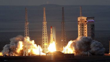 En esta imagen, distribuida por el Ministerio de Defensa de Irán el 6 de diciembre de 2024 se muestra el lanzamiento del cohete Simorgh, o Phoenix, en el centro espacial Imán Jomeini, en la provincia rural de Semnan, Irán. (Ministro de Defensa de Irán vía AP)