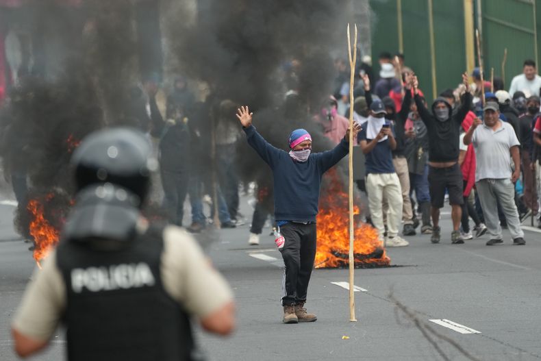 Manifestantes protestan contra la eliminación del subsidio al diésel por parte del gobierno del presidente Daniel Noboa, en Calderón, Ecuador, el jueves 9 de octubre de 2025. (AP Foto/Dolores Ochoa)