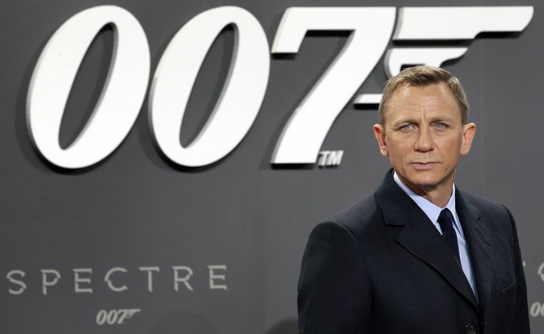 ARCHIVO - En esta fotografía de archivo del 28 de octubre de 2015, el actor Daniel Craig posa para los medios cuando llega al estreno alemán de la película de James Bond Spectre en Berlín, Alemania. (Foto AP/Michael Sohn, archivo)