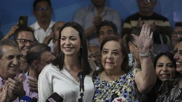 La líder opositora venezolana María Corina Machado en conferencia de prensa, acompañada por Corina Yoris, en Caracas, Venezuela, el viernes 22 de marzo de 2024. (AP Foto/Ariana Cubillos)