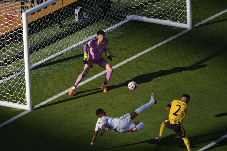 Kylian Mbappé remata para anotar el tercer gol del Real Madrid en la victoria 3-2 ante el Borussia Dortmund en las semifinales del Mundial de Clubes, el sábado 5 de julio de 2025, en East Rutherford, Nueva Jersey. (AP Foto/Pamela Smith)