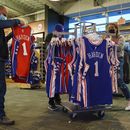 76ers esperan debut de Harden tras deshacerse de Simmons
