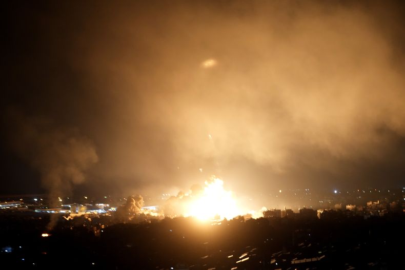 En la imagen, llamas provocadas por ataques aéreos israelíes en Dahiyeh, Beirut, Líbano, el 4 de octubre de 2024. (AP Foto/Hussein Malla)