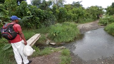 americateve | Después de varios días sin abastecimiento de agua, el líquido llega contaminado a las casas.