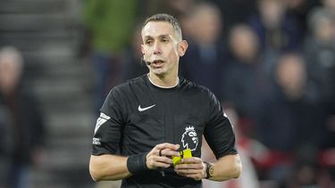 ARCHIVO - El árbitro David Coote durante el partido entre Brentford y Aston Villa de la Liga Premier, el domingo 17 de diciembre de 2023, en Londres. (AP Foto/Dave Shopland)