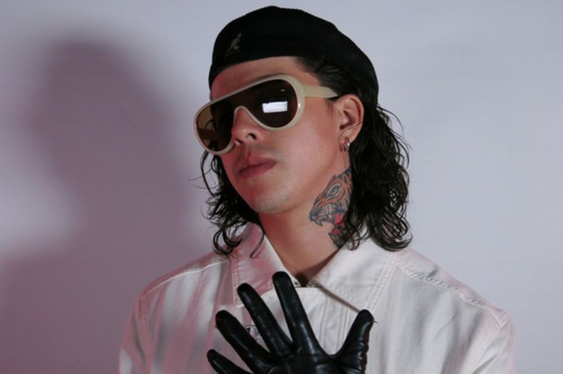 El cantautor guatemalteco Sebas Bárcenas posa para un retrato para promocionar su álbum De la Zona 5 para el mundo en la Ciudad de México, el miércoles 8 de julio de 2026. (Foto AP/Berenice Bautista)
