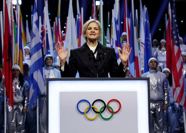 ARCHIVO - Foto del 6 de febrero del 2026, la presidenta del Comité Olímpico Internacional Kirsty Coventry habla durante la ceremonia de apertura de los Juegos Olímpicos de Invierno de Milán-Cortina. (Yves Herman/Pool Photo via AP, Archivo)