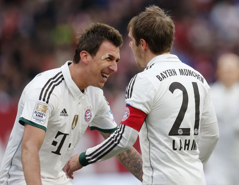 El jugador de Bayern Munich, Mario Mandzukic, izquierda, festeja con su compa&ntilde;ero Philipp Lahm tras anotar un gol contra Nuremberg por la Bundesliga el s&aacute;bado, 8 de febrero de 2014, en Nuremberg, Alemania. (AP Photo/Michael Probst)
