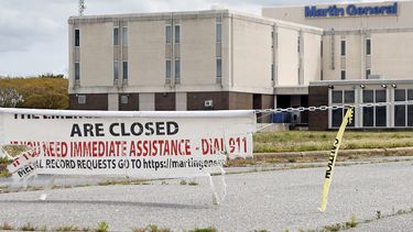 ARCHIVO – El hospital general del condado de Martin luce vacío y abandonado detrás de una cadena desde su cierre en agosto de 2023 en Williamston, Carolina del Norte, el 10 de abril de 2024. (AP Foto/Karl B DeBlaker, Archivo)