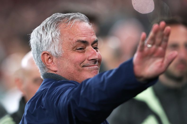 ARCHIVO - El director técnico del Benfica, José Mourinho, llega para un partido de fútbol de la fase inicial de la Liga de Campeones entre el SL Benfica y el Real Madrid en Lisboa, Portugal, el martes 17 de febrero de 2026. (Foto AP/Pedro Rocha, Archivo)