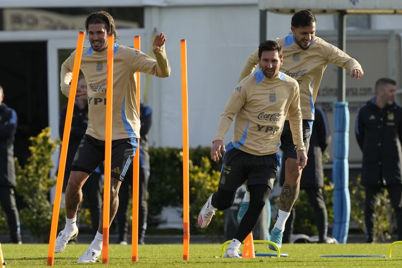 Rodrigo De Paul, Lionel Messi y Leandro Paredes entrenan con la selección argentina antes de su encuentro de la eliminatoria al Mundiala nte Chile el martes 3 de junio del 2025. (AP Foto/Gustavo Garello)