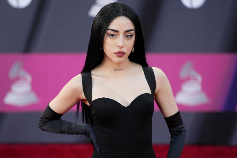 ARCHIVO - Nicki Nicole llega a la 23a entrega anual del Latin Grammy en la Arena Mandalay Bay Michelob el 17 de noviembre de 2022, en Las Vegas. Nicki Nicole lanzó su álbum Alma el 18 de mayo de 2023. (Foto AP/John Locher, archivo)