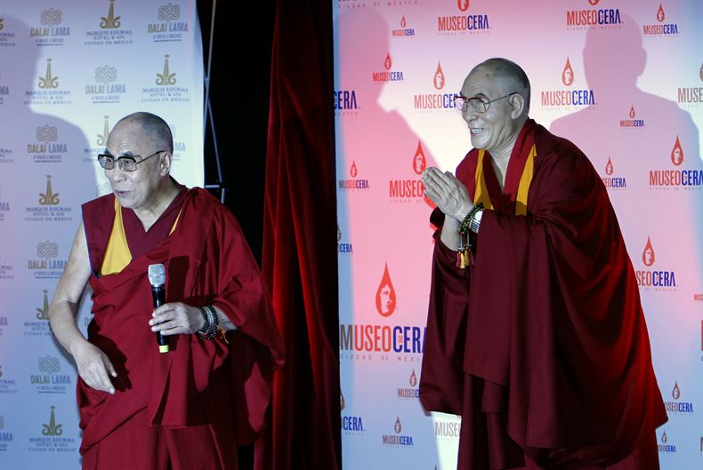 El l&iacute;der espiritual tibetano, el Dalai Lama, a la izquierda, posa a una figura de cera de &eacute;l durante una conferencia de prensa en la Ciudad de M&eacute;xico, el viernes 11 de octubre de 2013. El presidente de M&eacute;xico, Enrique Pe&ntilde
