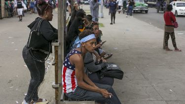 Un pasajero lleva una camiseta con la bandera de Estados Unidos en una parada de autobús en La Habana, Cuba, el miércoles 15 de enero de 2025. (Foto AP/Ariel Ley)