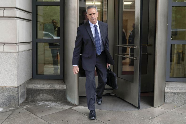 El almirante retirado de la Marina de EEUU Robert P. Burke, de 63 años, sale del juzgado federal en Washington tras ser condenado a seis años de prisión por cargos de corrupción, el martes 16 de septiembre de 2025. (AP Foto/José Luis Magana)
