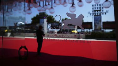 Se ve la alfombra roja antes del Festival de Cine de Venecia en Venecia, Italia, el martes 26 de agosto de 2025. (Foto Alessandra Tarantino/Invision/AP)