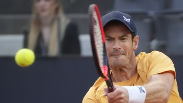 En foto del miércoles 10 de mayo del 2023, Andy Murray devuelve ante Fabio Fognini en el Abierto de Italia en Roma. El domingo 21 de mayo del 2023, Murray se da de baja del Abierto de Francia. (AP Foto/Gregorio Borgia)